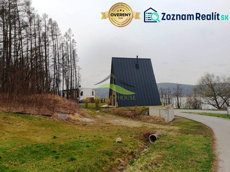 Házikó Holčíkovce-ban, az Eva utcában, az erdő mellett, nem messze a vízfelülettől.