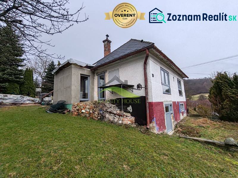 Családi ház a Piskoróc Hlavná utcáján vidéki jelleggel és kiterjedt kerttel.