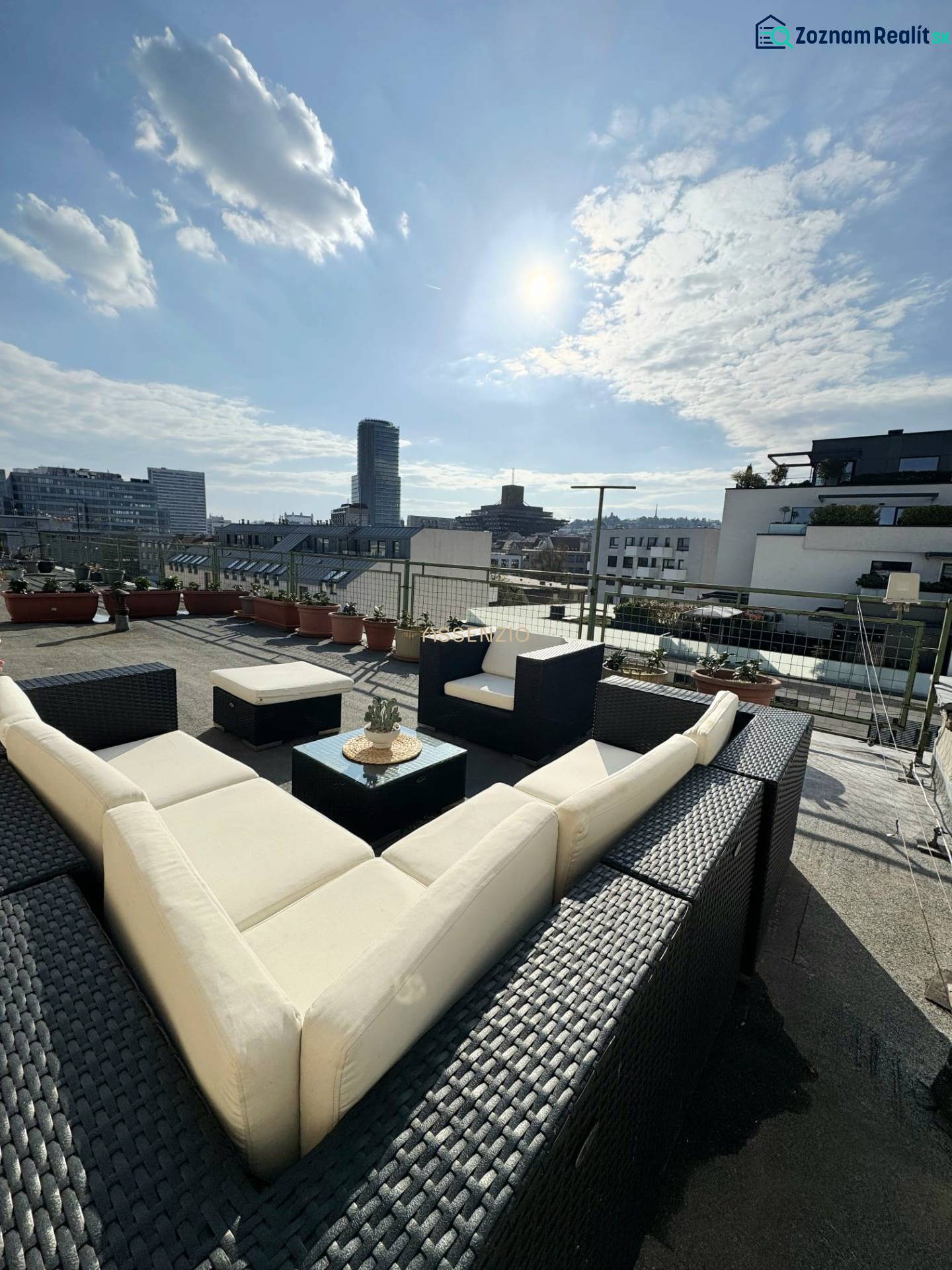 Tetőterasz rattan ülőgarnitúrával Pozsony-Óvárosban, a Wilson utcában.