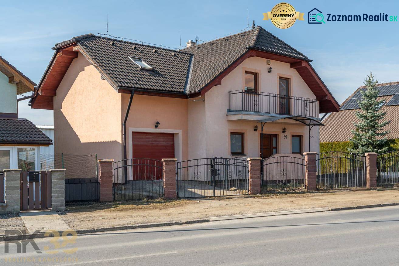 Családi ház Poprádon garázzsal, erkéllyel és ferde tetővel.