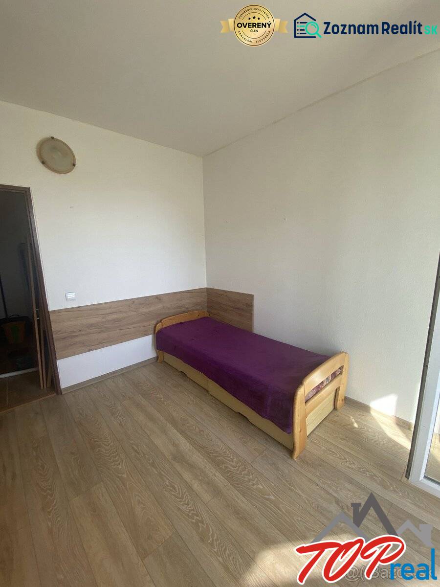 Hálószoba világos bútorokkal, egyszemélyes ággyal és fa dekorációjú padlóval egy 4 szobás lakásban.