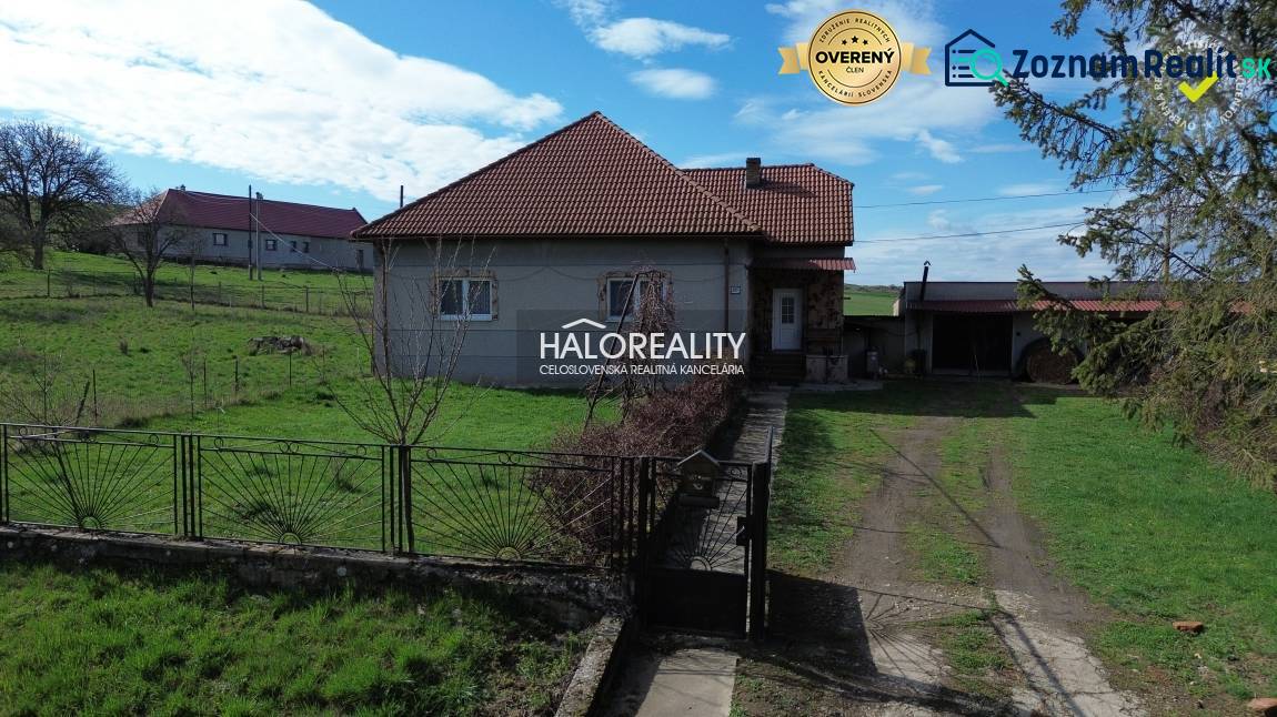 Családi ház Rimajánosiban, zöld gyepes telken, kerítéssel.