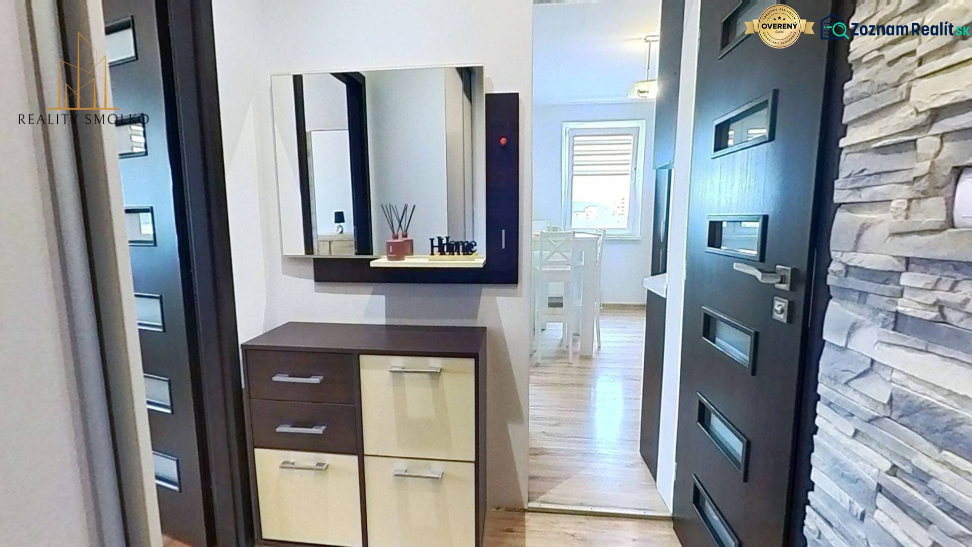 Folyosó fa dekorral és burkolattal egy háromszobás lakásban, szekrény tükörrel.