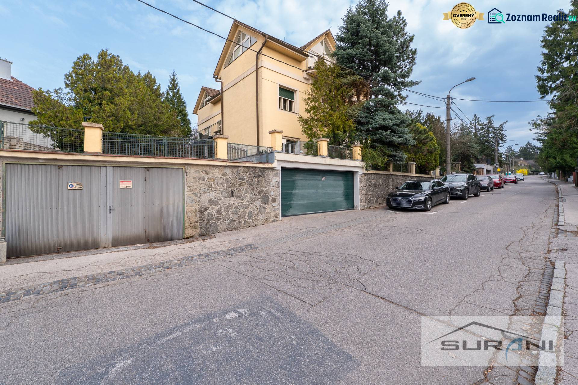 Krčméryho utca Pozsonyban - Óváros, garázsbejárattal és parkoló autókkal.