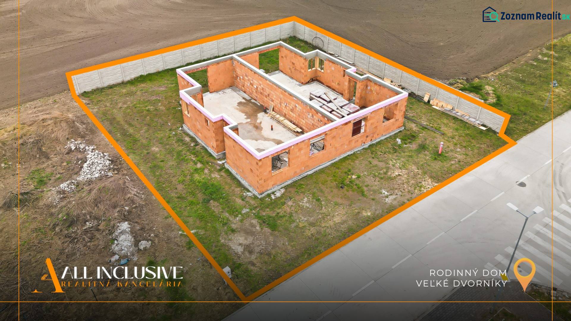 Családi ház építése Nagydobronyban, kerítéssel körülvett telken.
