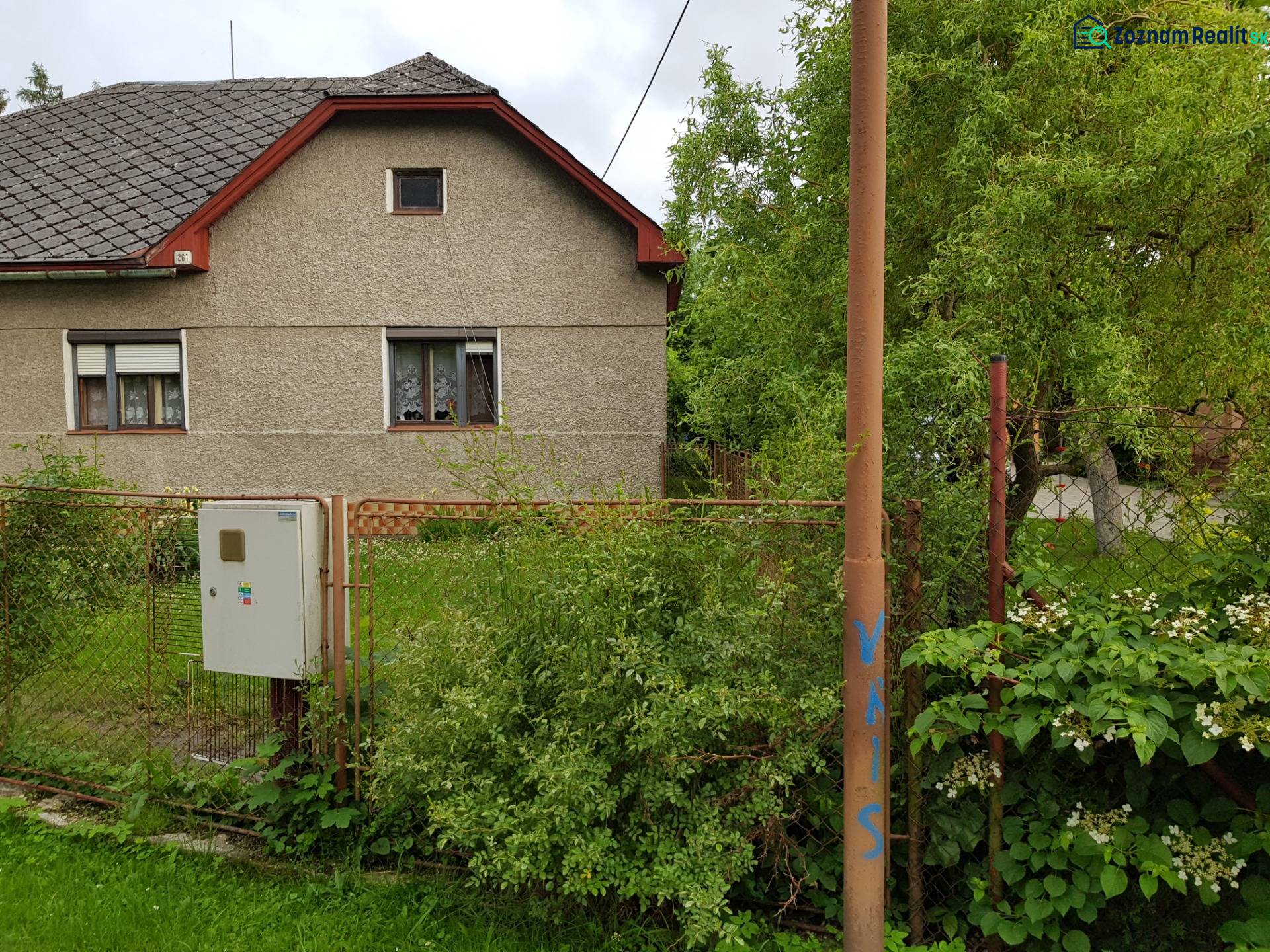 Családi ház Blatnicán a Blatnica utcában, zölddel és kerítéssel körülvéve.