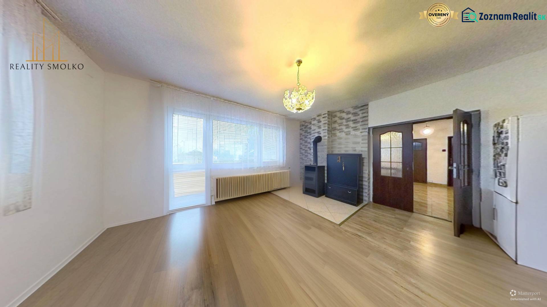 Nappali egy családi házban, fa dekoros padlóval és kályhával.