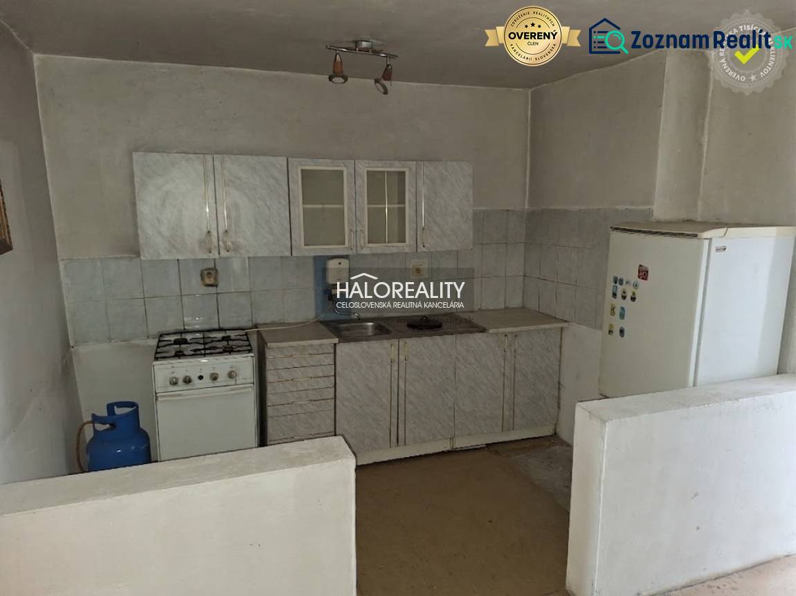 Konyhapult gáztűzhellyel és hűtőszekrénnyel a belső térben. Ingatlan - lakhatás.