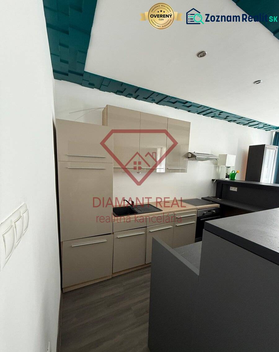 Konyha beépített szekrényekkel és főzőlappal a családi házban.