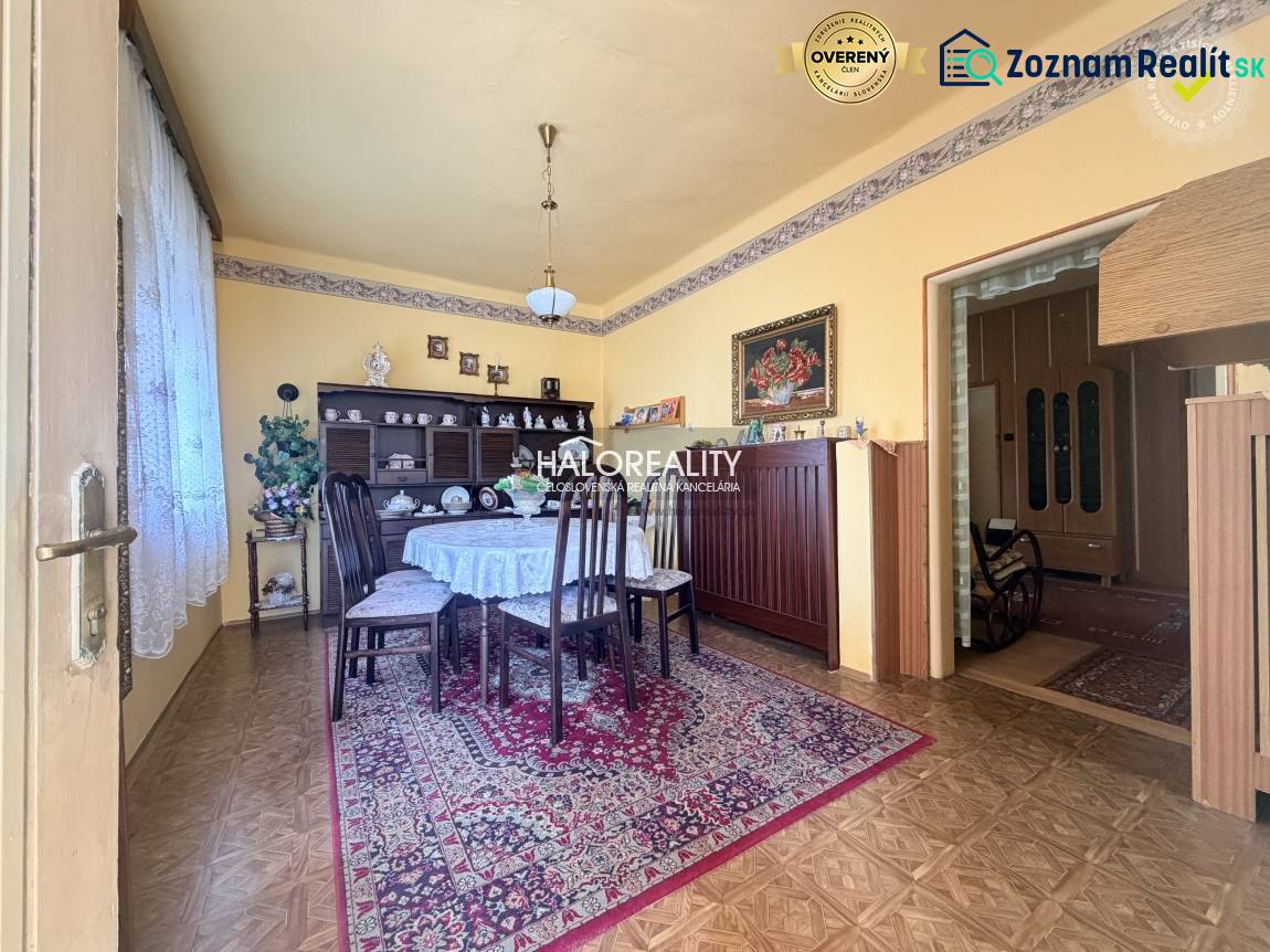 Családi ház finoman hangolt étkezője fa dekorációjú padlóval.