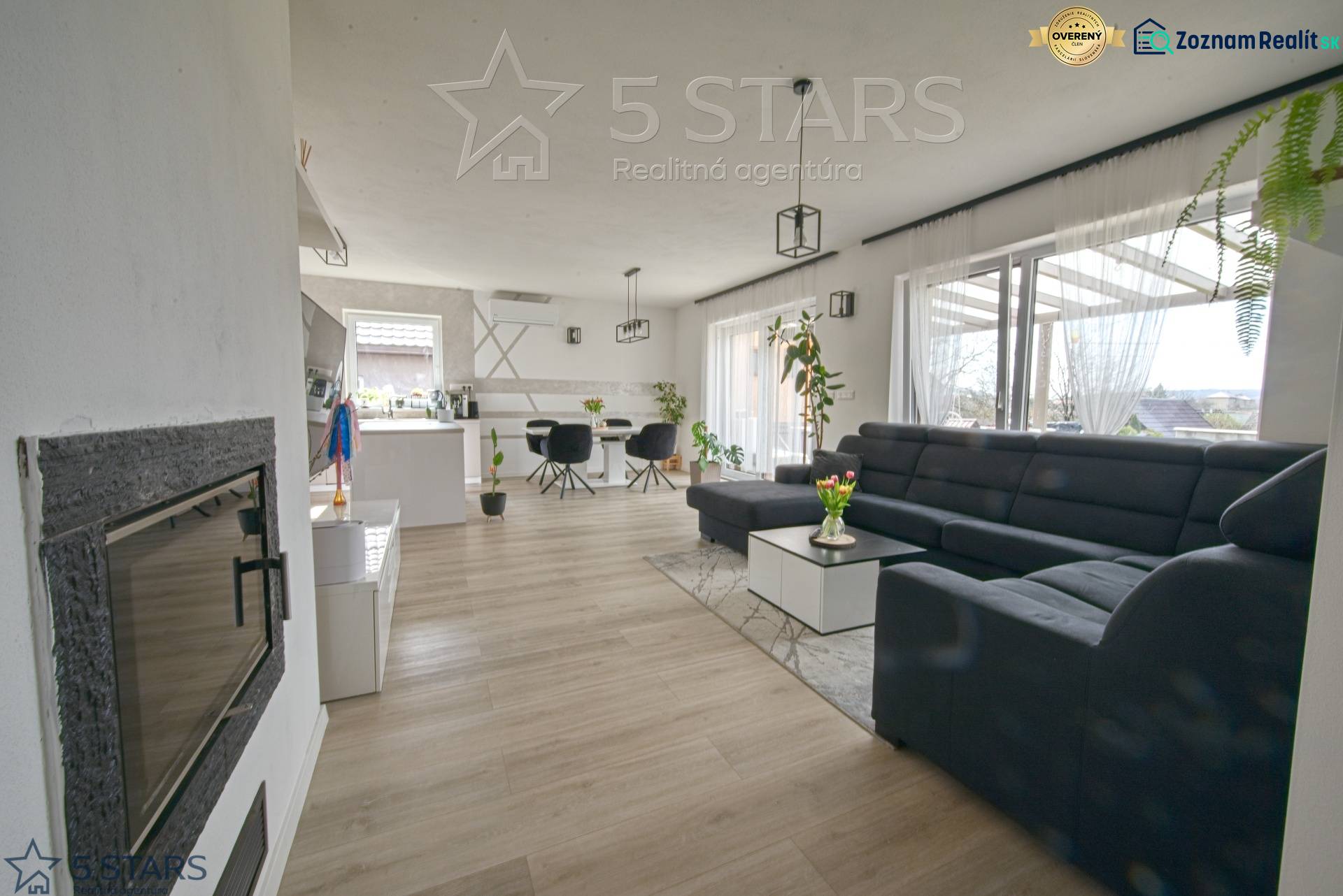 Nappali egy családi házban nagy kanapéval és fa dekorációjú padlóval.