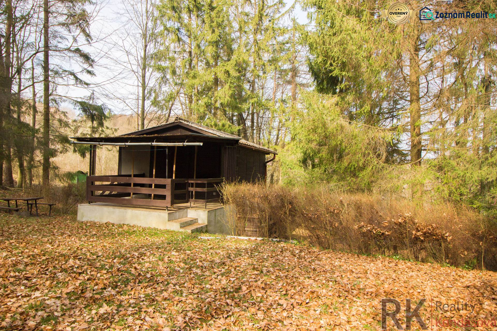 Erdővel körülvett házikó Holčíkovce üdülőterületén ősszel.