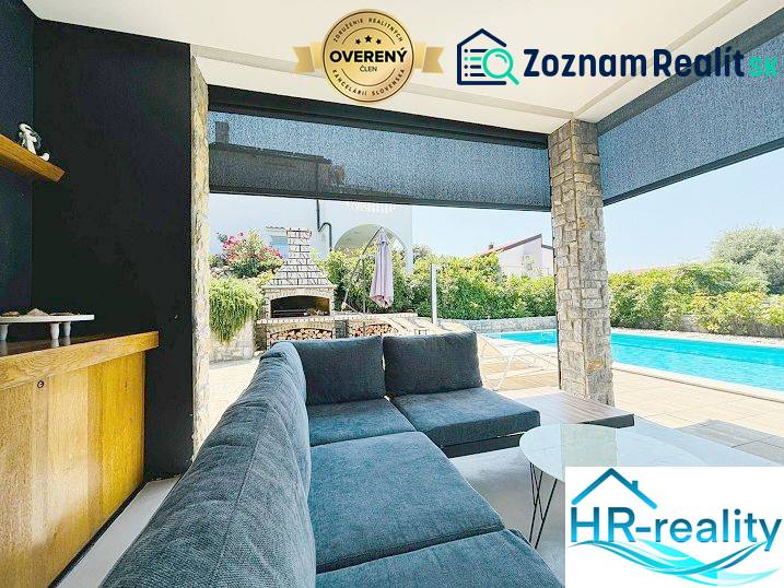 Jakisnicai villa külső része medencével, ülőhellyel és kerti kandallóval.