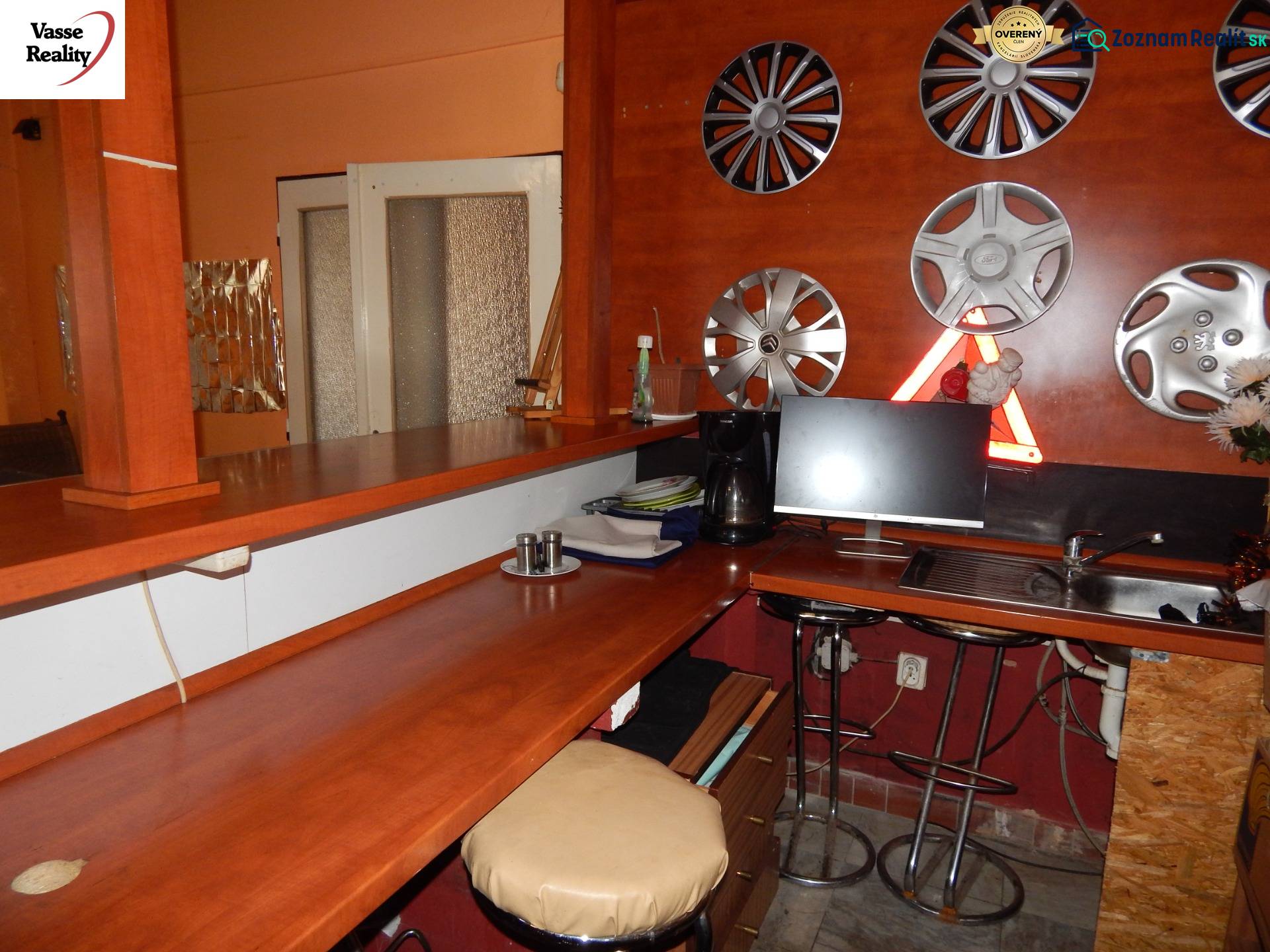 Bárpulttal és keréktárcsa dekorációval ellátott belső tér vendéglátóipari helyiségben.