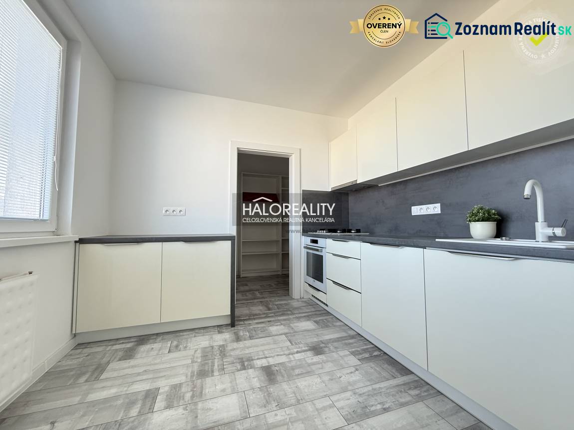 Konyha a kétszobás lakásban fa dekor padlóval és világos bútorokkal.