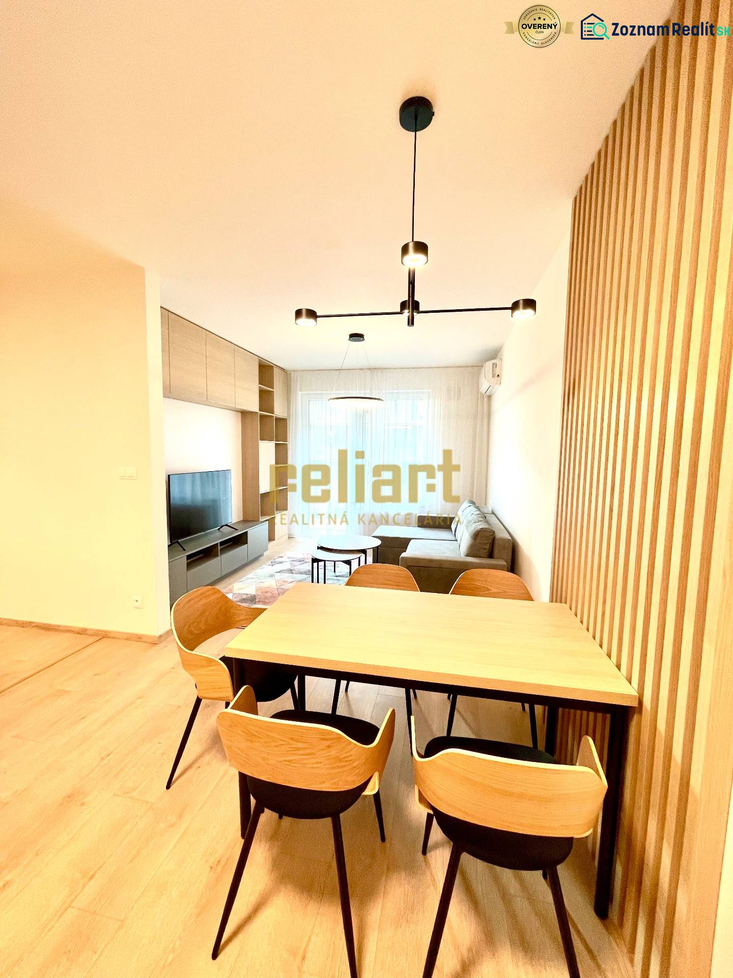 Ebédlő fa dekorációs padlóval egy kétszobás lakásban.