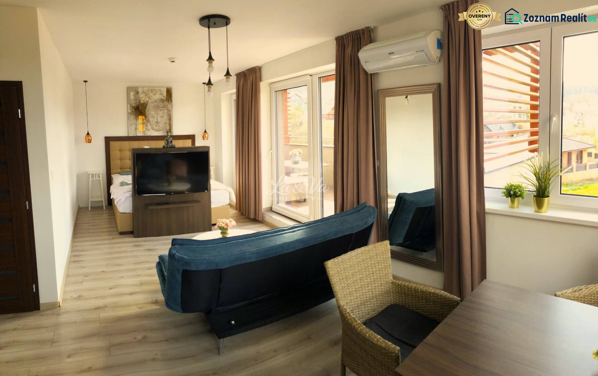 Világos 2 szobás lakás fa dekor padlóval, kanapéval és nagy ablakokkal.