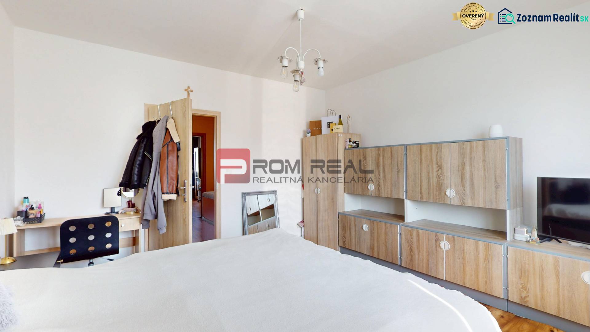 Hálószoba beépített bútorokkal és íróasztallal egy négy szobás lakásban.