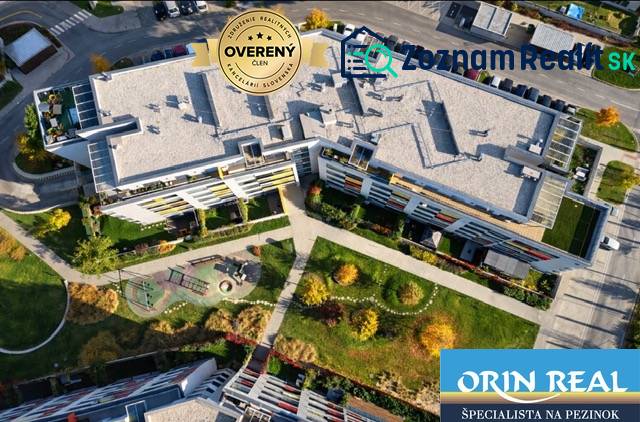 Lakókomplex játszótérrel a Malokrasňanská utcában, Pozsony-Rača, felülnézetből.