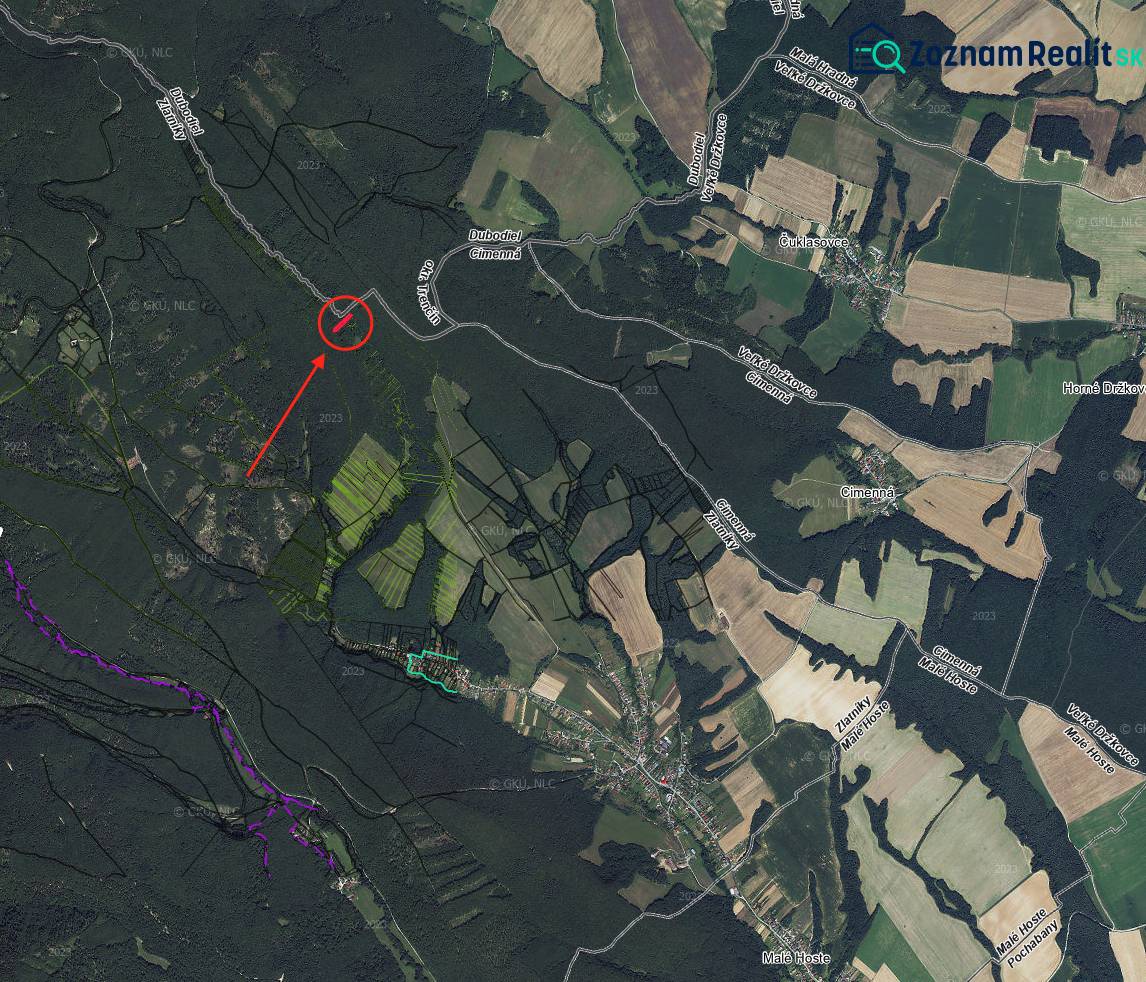 Légi felvétel a mezőgazdasági és erdős területekről Zlatníky és Cimenná környékén.