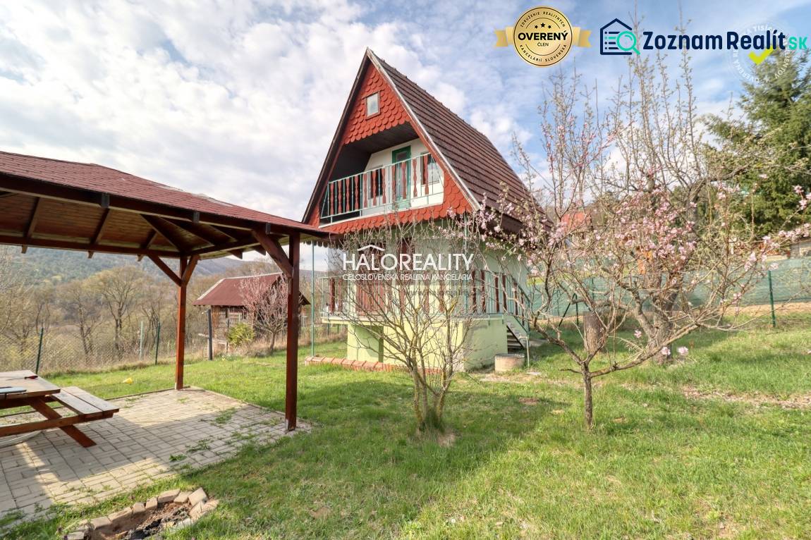 Faház a Csejte kertekben, pavilonnal és természeti környezettel.