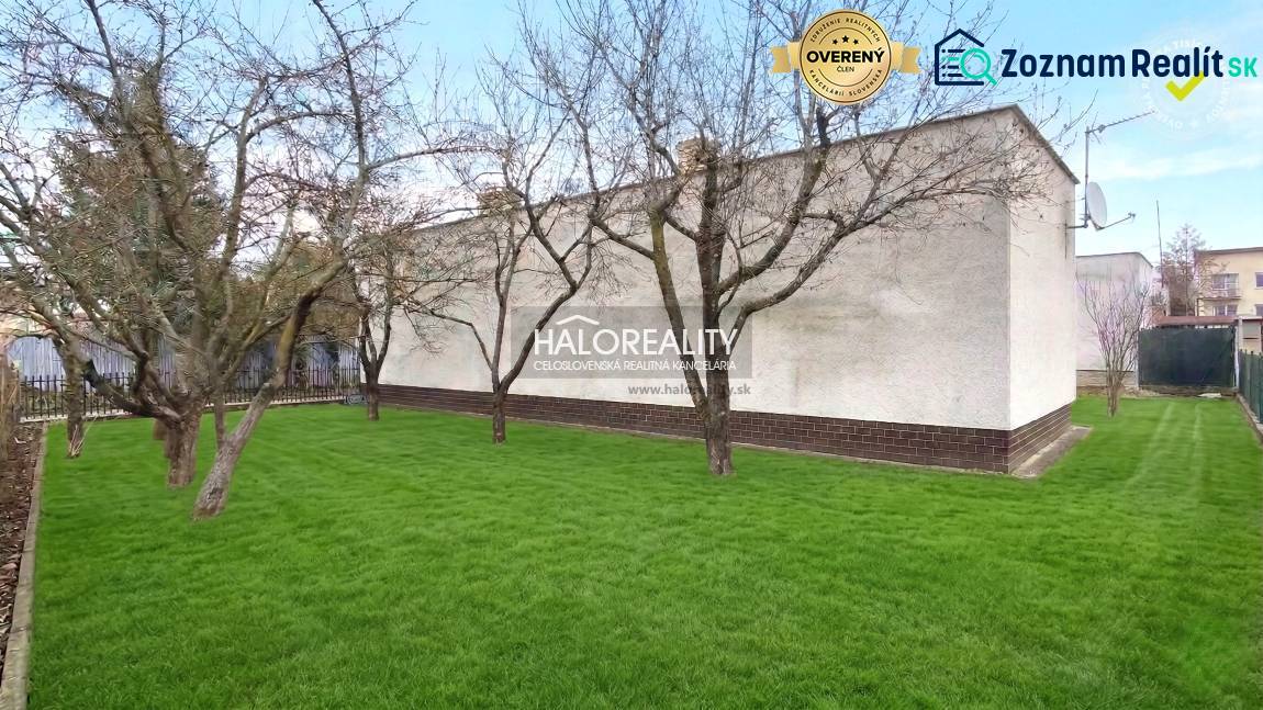 Kert gyepes területtel és fákkal egy családi ház mellett Poltáron.