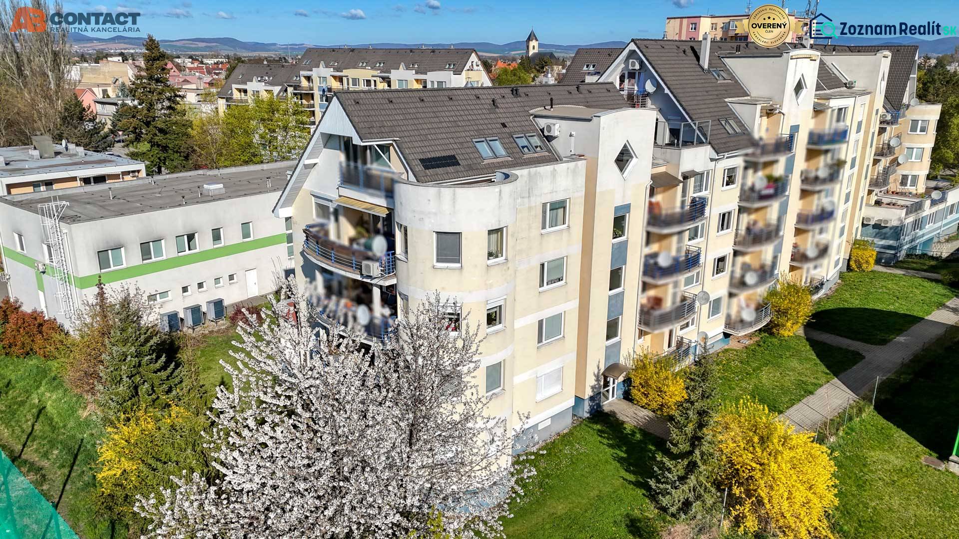 Egy társasház az E. Belluša utcában, Pöstyénben, zöldövezetben.