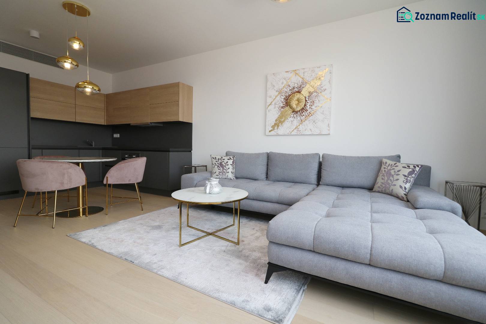 Stílusos nappali kanapéval és konyhával egy kétszobás lakásban.