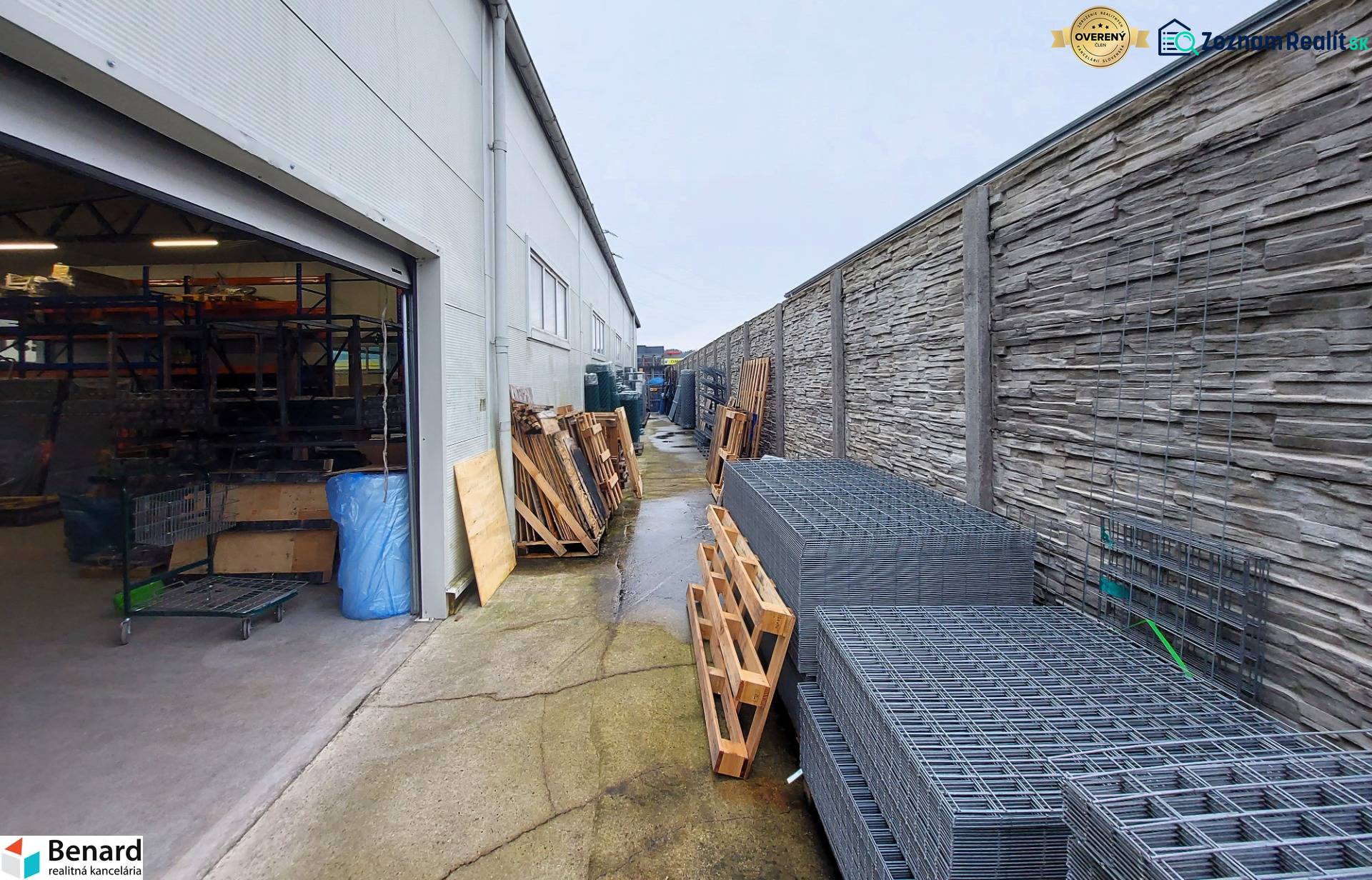 Raktárak és anyagok a Kamenna utcai üzlethelyiségekben, Zsolnán.