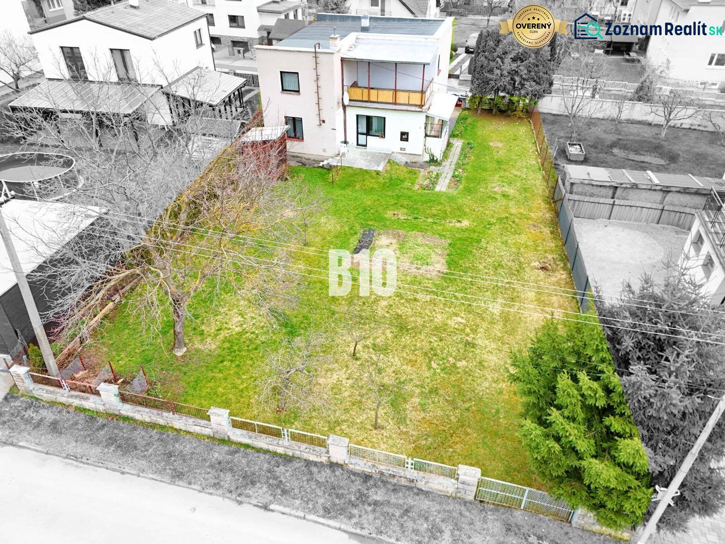 Családi ház Martinban kerttel és fákkal, kerítéssel körülvéve a magánélet biztosítása érdekében.