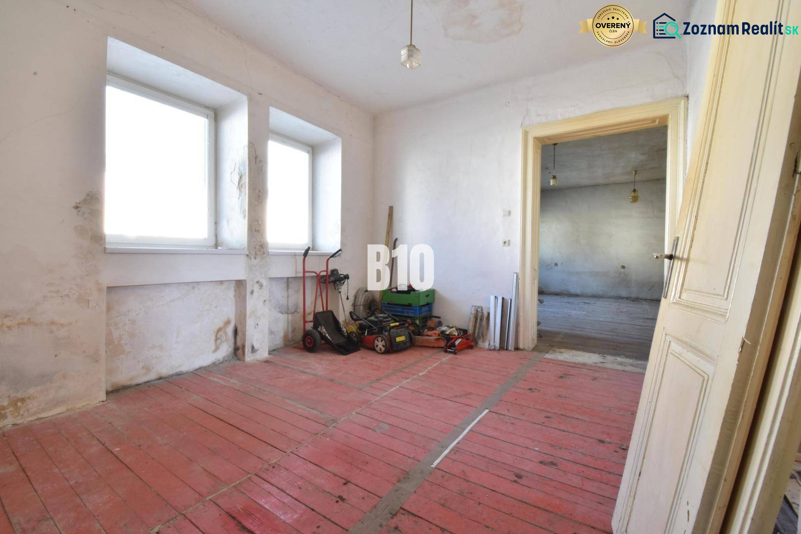 Szoba egy családi házban piros padlóval és ablakokkal, Bytča.
