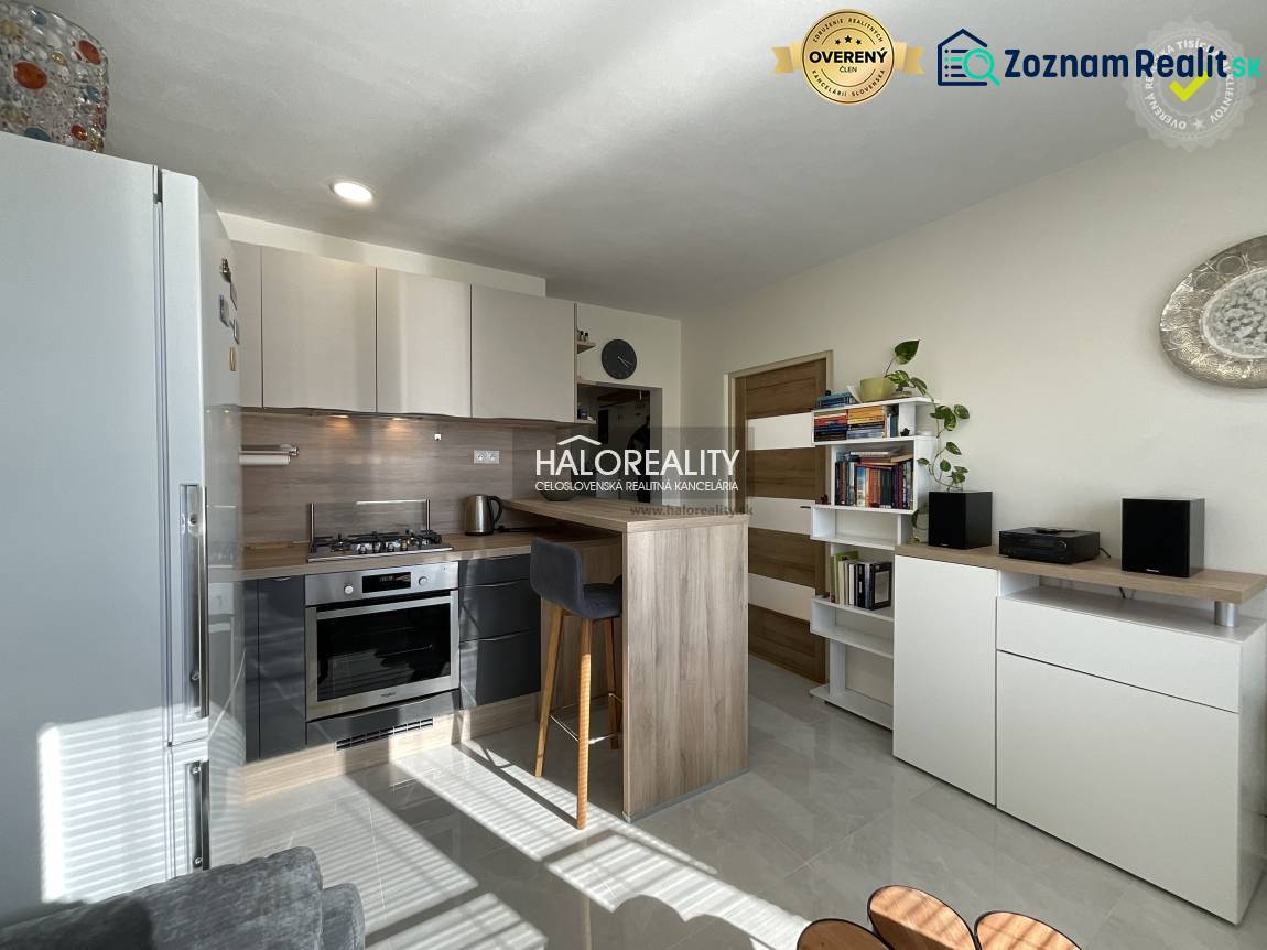 Konyha egy egyszobás lakásban világos belső térrel és ülőpulttal.