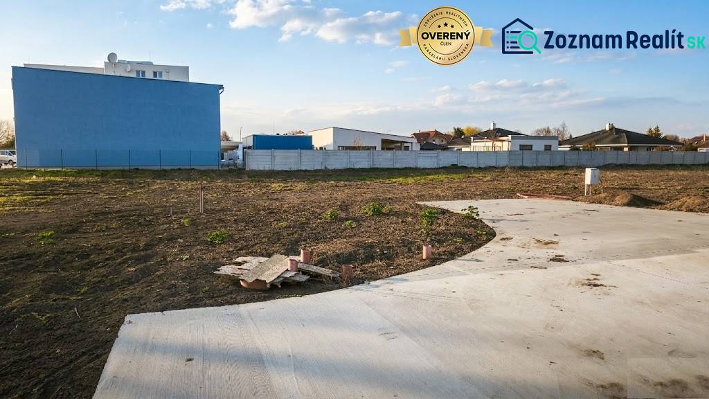 Külső tér Királyrévben kereskedelmi telkekkel, amelyek készen állnak a kiépítésre.