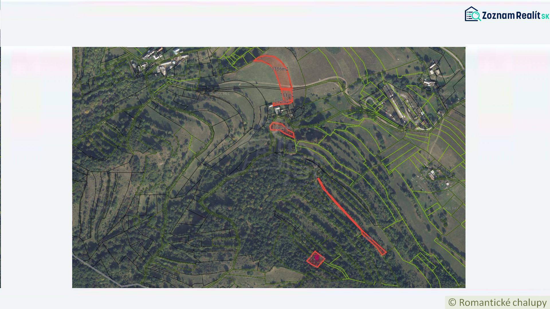 Légi felvétel a Horný Tisovníkban található lakóterületekre osztott telkekről, erdős tájjal.