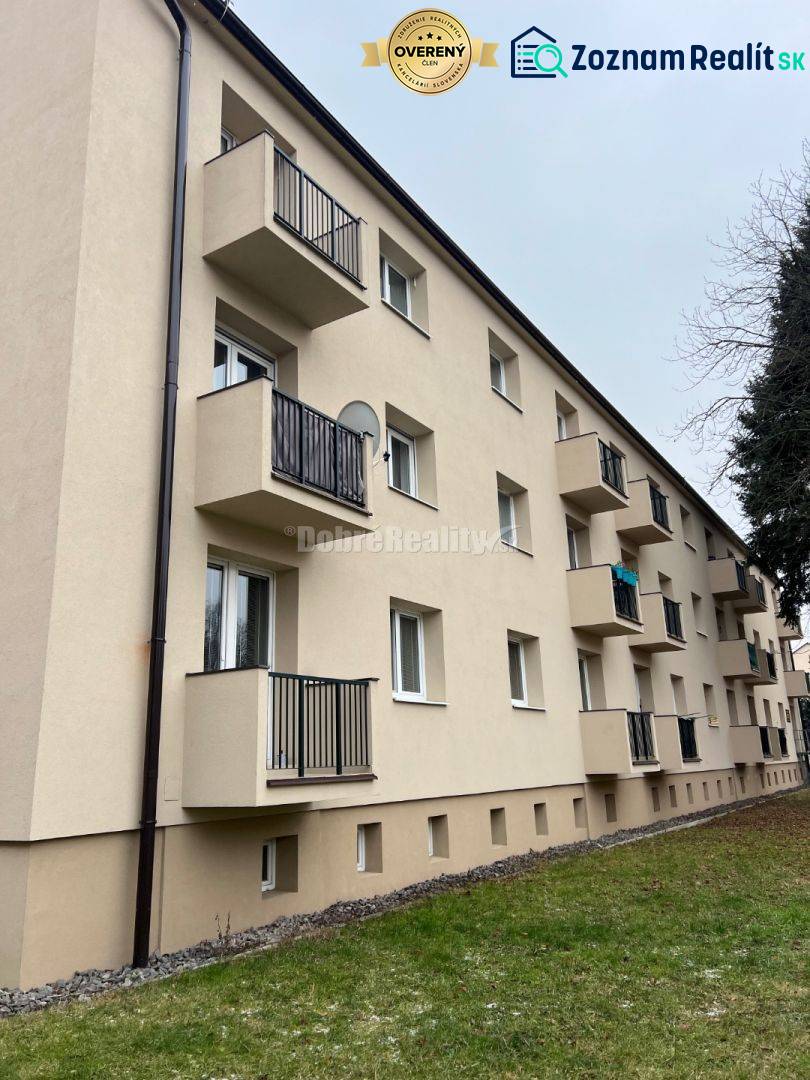 Épület erkélyekkel a Szvatopluk utca, Privigye, 2 szobás lakásokat kínál.