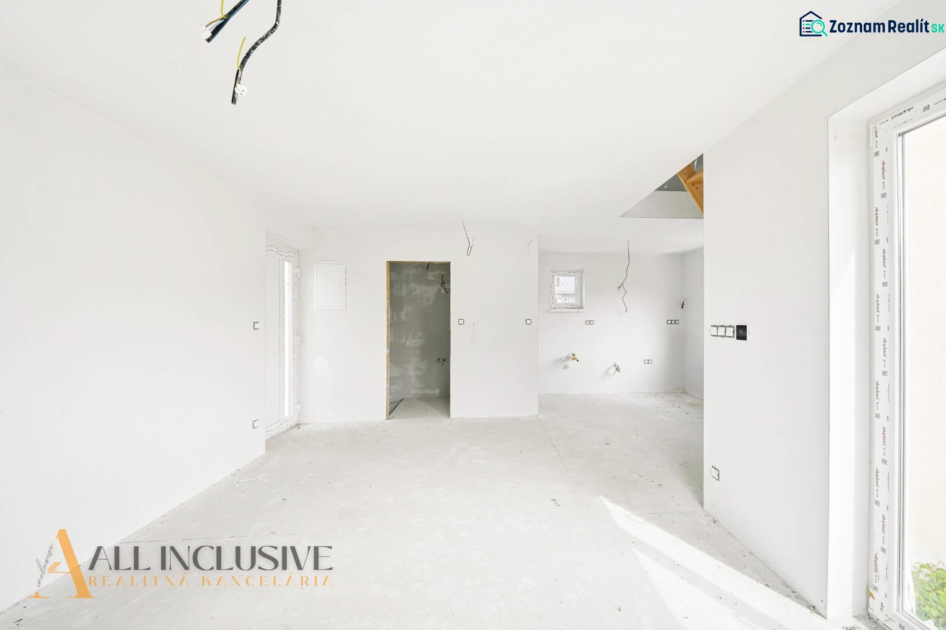 A kunyhó belseje fehér falakkal és befejezetlen padlóval, előkészítés a telepítésekhez.