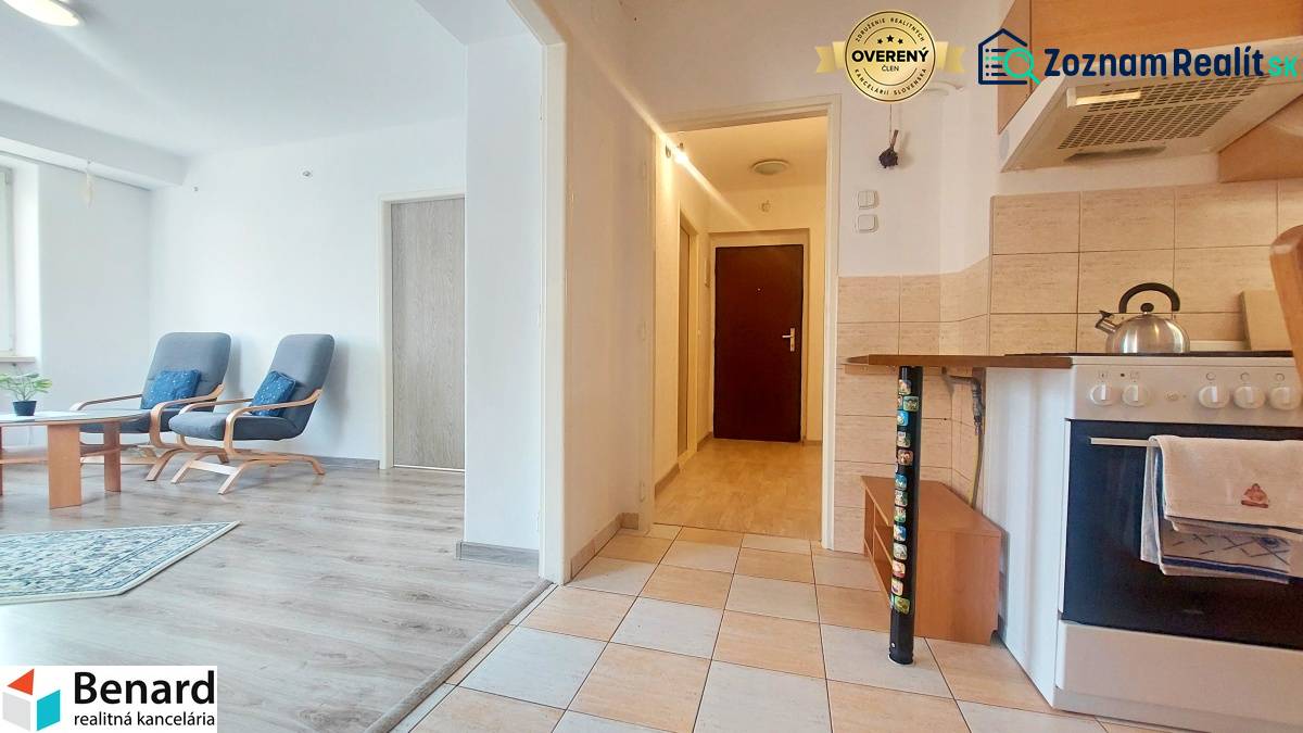 Konyha nappalival, fehér falak, fa mintás padló, 2 szobás lakás.