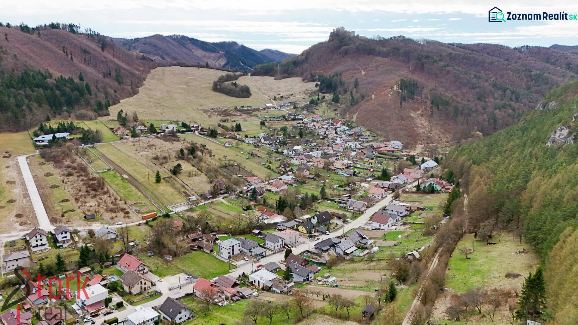 Légifelvétel egy faluról hegyvidéki táj ölelésében Lietaván, a Majer utcában, Lakóövezeti telkek.