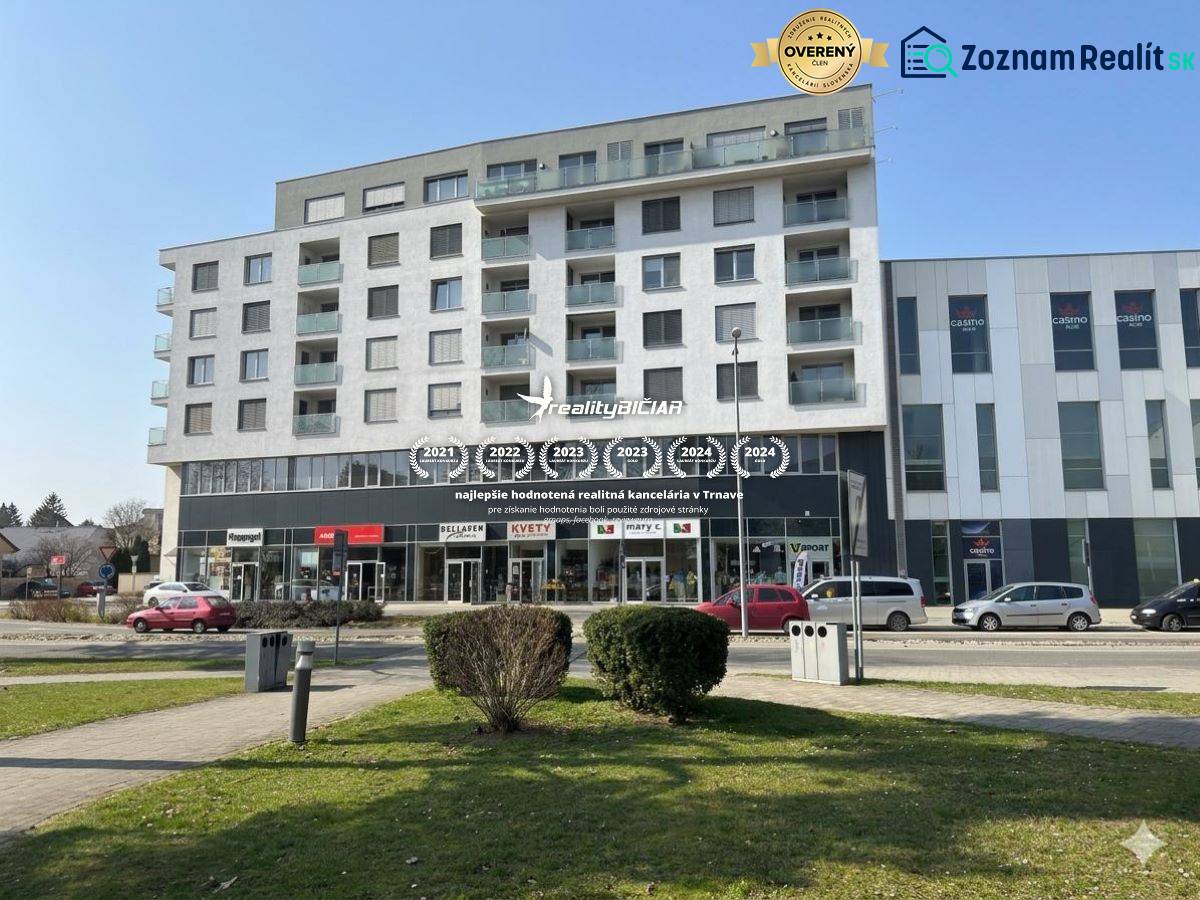 Különleges ingatlanok épülete a Pöstyén-i Nitrianska utcában 755, zöldterülettel.