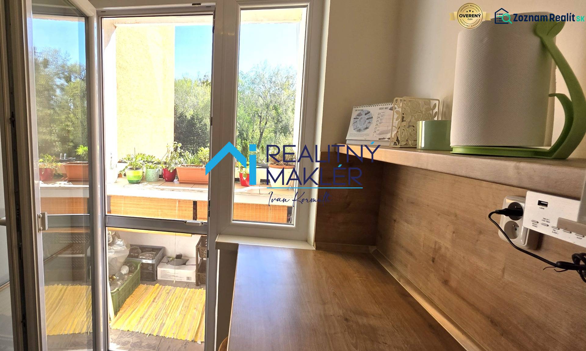 Hálószoba íróasztallal és erkéllyel a háromszobás lakásban.