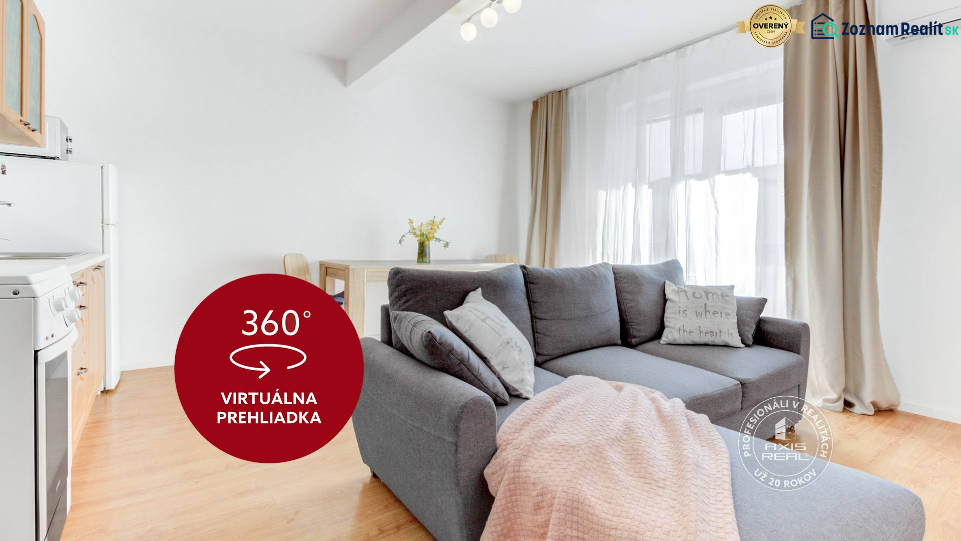 Nappali kényelmes kanapéval és fa dekorációjú padlóval, 2 szobás lakás.