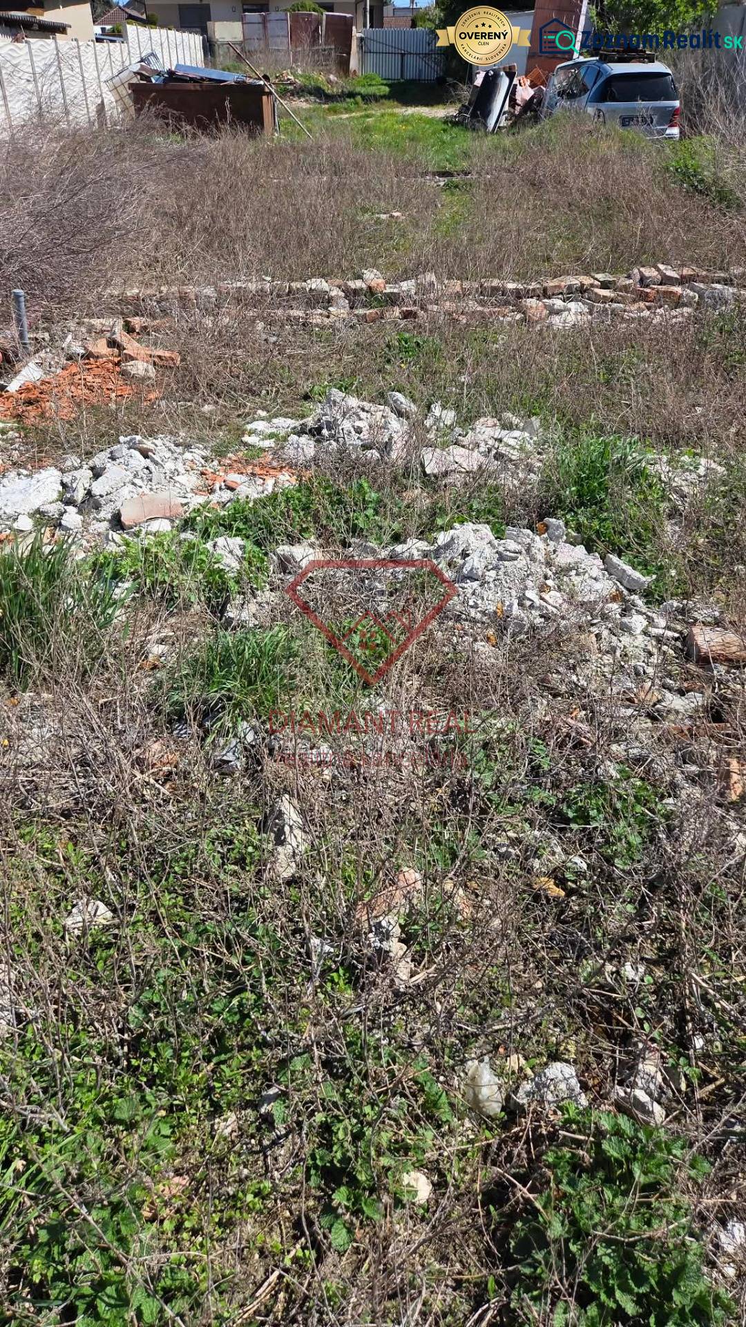 Építési telek Tessedikóban, a Tessedik utcában, gondozatlan növényzettel és építési hulladékkal.