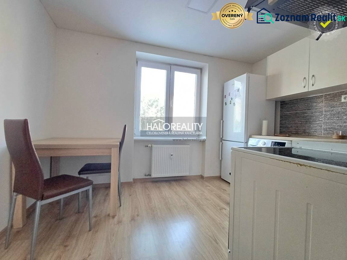 Konyha egy egyszobás lakásban fa dekorációval és padlóval.