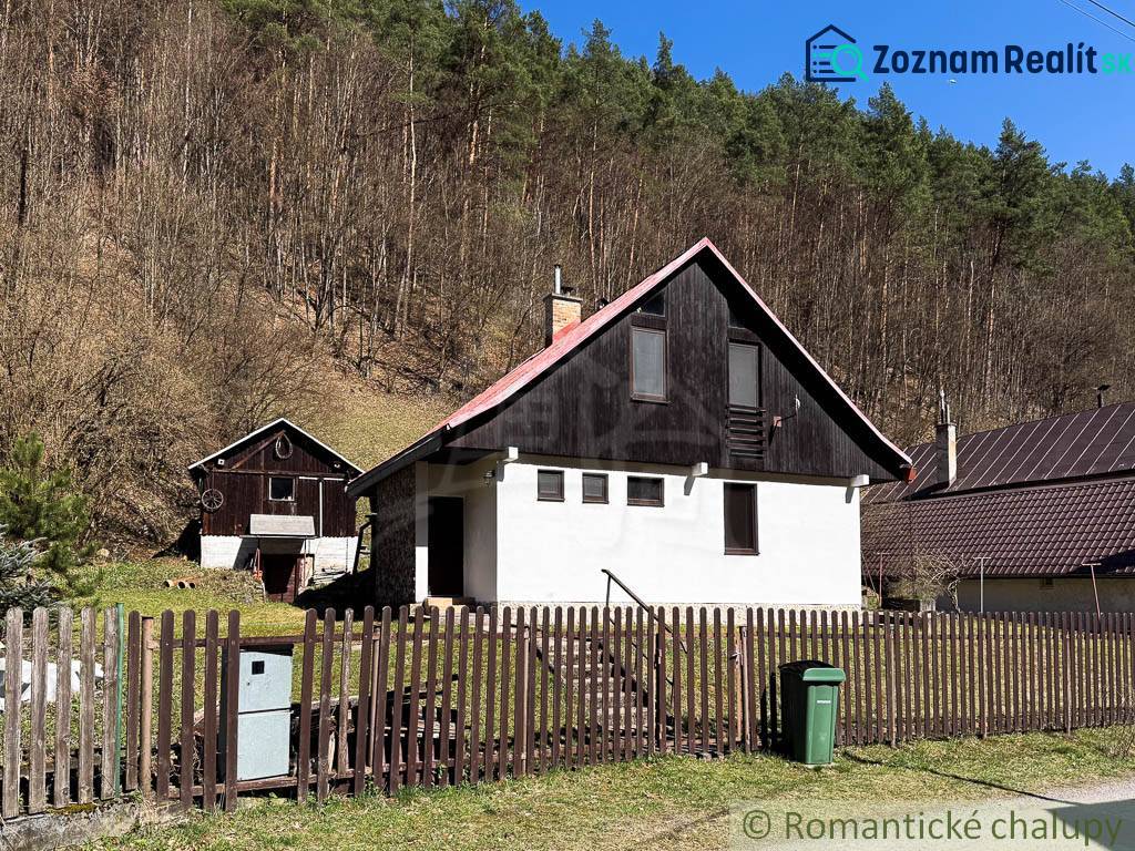 Ház Moštenicában, erdőkkel körülvéve, kerítéssel és szemetes a kertben.