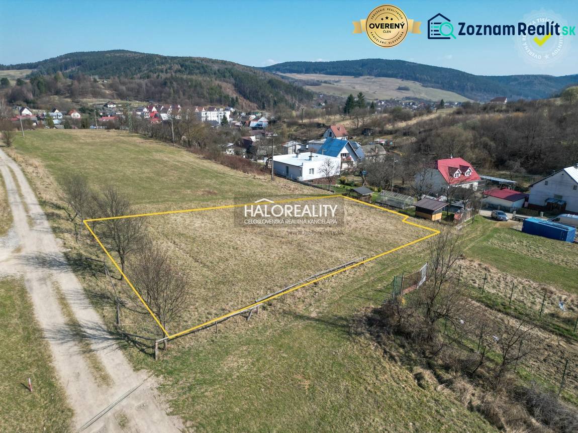 Telkek - lakóhely Papradnóban, tájjal körülvéve, látható családi házak és út.