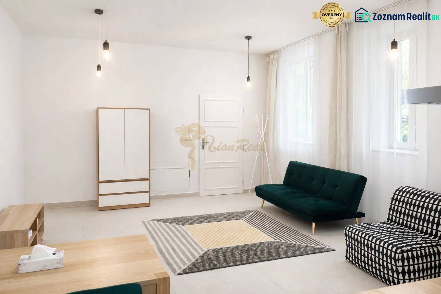 Nappali egy kétszobás lakásban kanapékkal, szekrénnyel és fa dekorációjú padlóval.