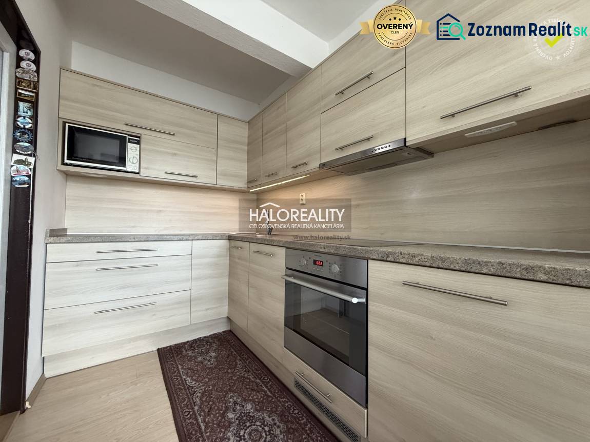 Konyha családi házban fa dekoros konyhapulttal és padlóval.