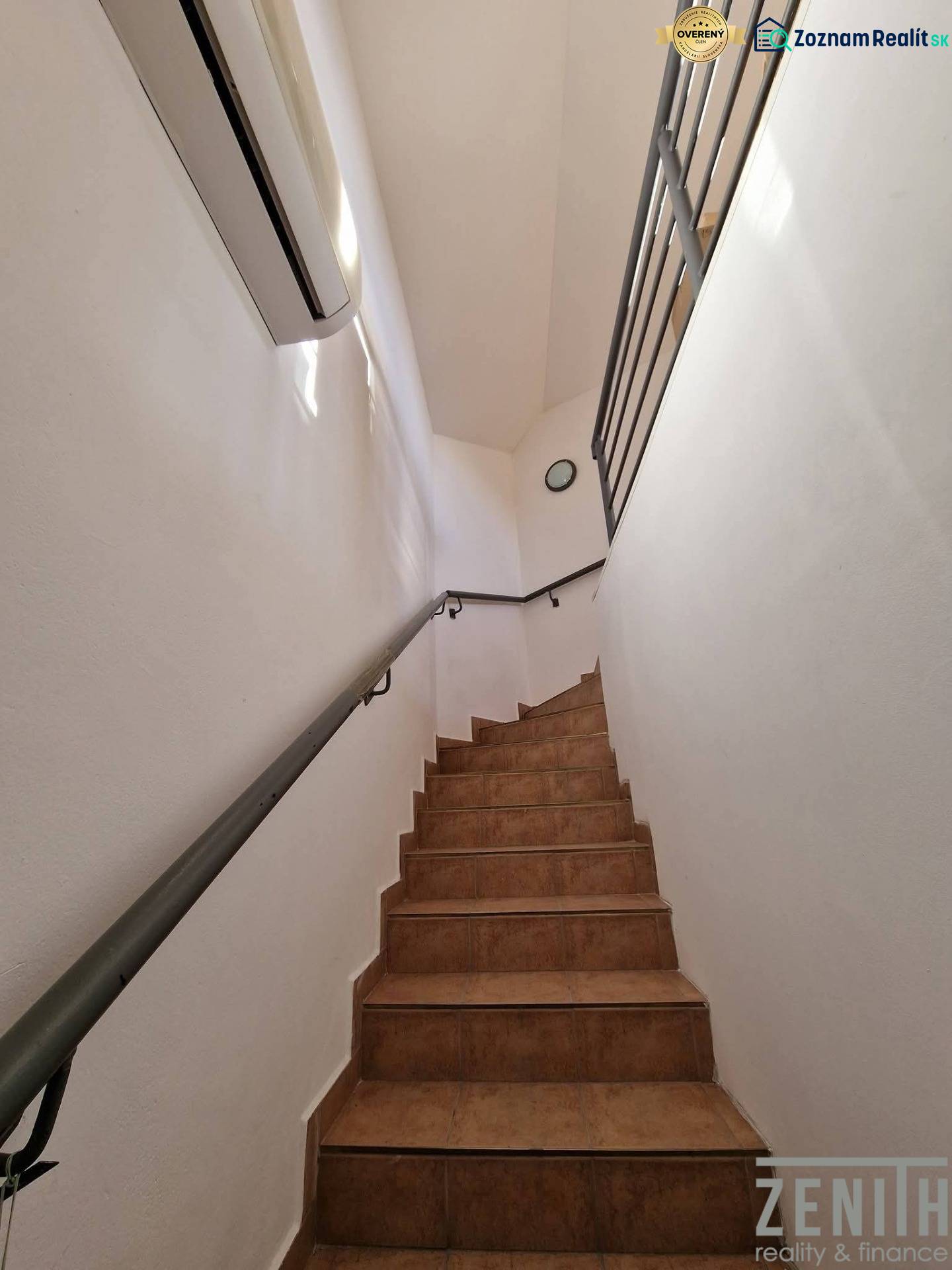 Kereskedelmi helyiségek belső tere kerámia lépcsőkkel és fehér falakkal.