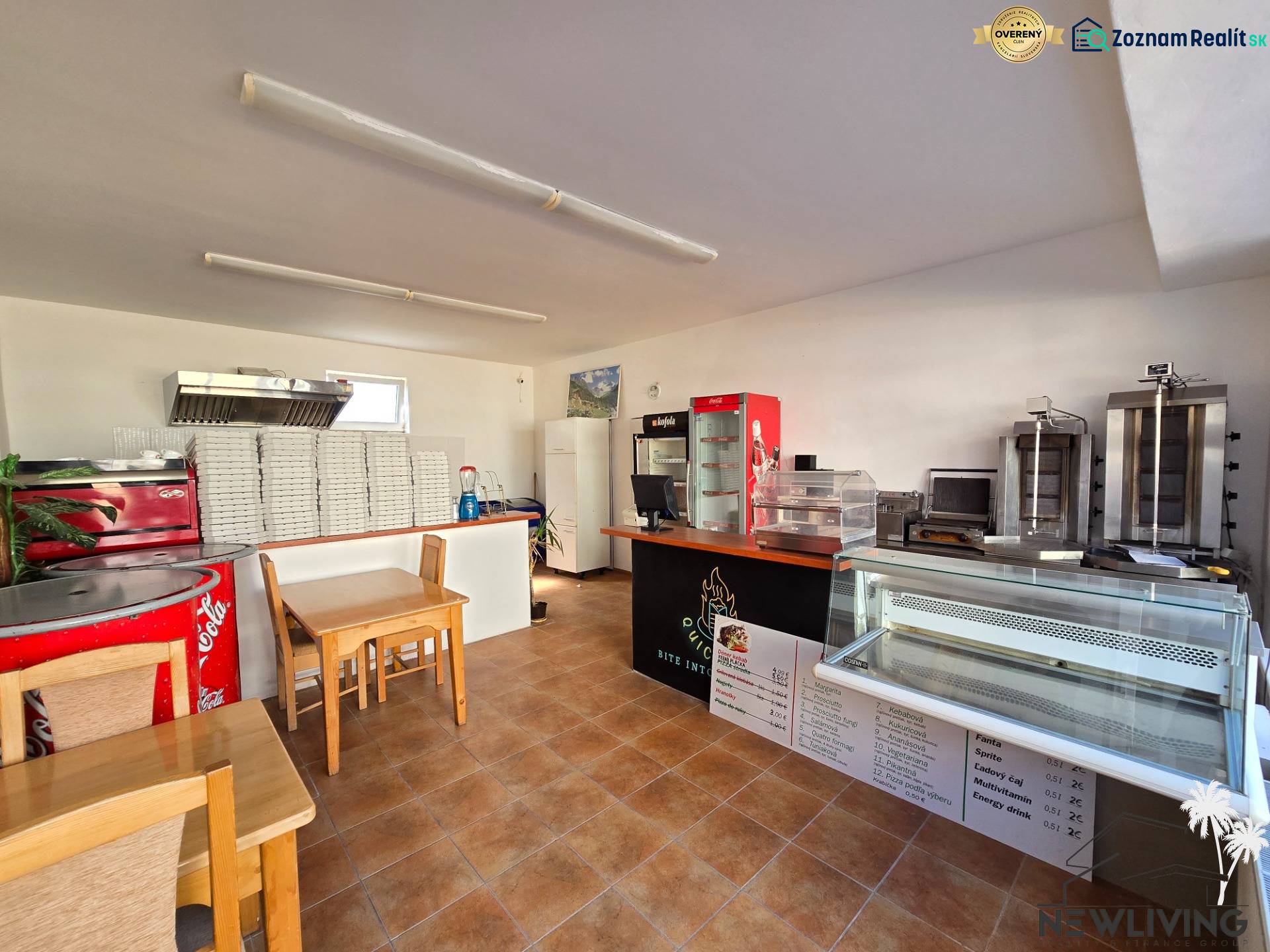 Vendéglátóhely belső tér pulttal, hűtővitrinekkel és pizzásdobozokkal.