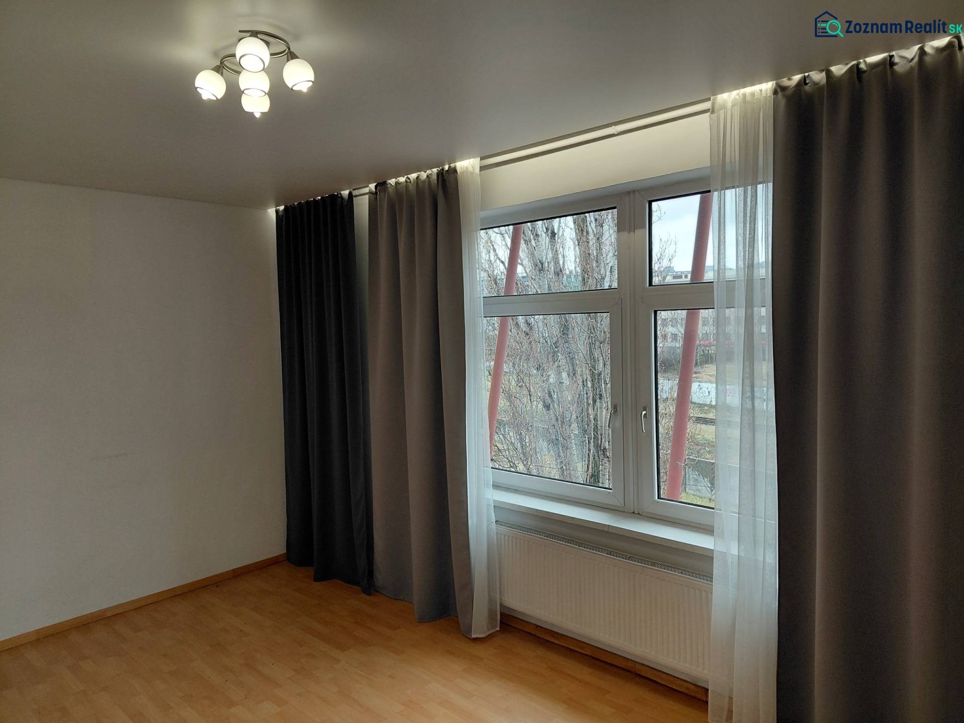 Szoba nagy ablakkal, sötétítő függönyökkel és fa dekorációjú padlóval. Üzlethelyiségek.